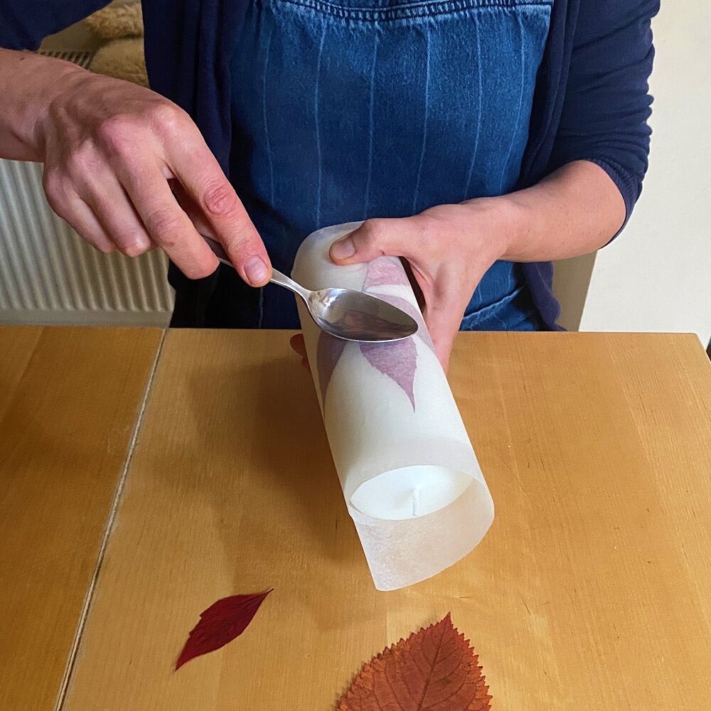 MudandBloom's tweet photo. Decorating candles with pressed leaves 🍂🍁
These are so pretty and make lovely homemade Christmas gifts! You just need candles, pressed leaves, boiling water, greaseproof paper, a cup and two spoons.
Click here for instructions https://t.co/kTXNdbfEtY 🌟
#leafcrafts #crafts https://t.co/2siILHI5Pz