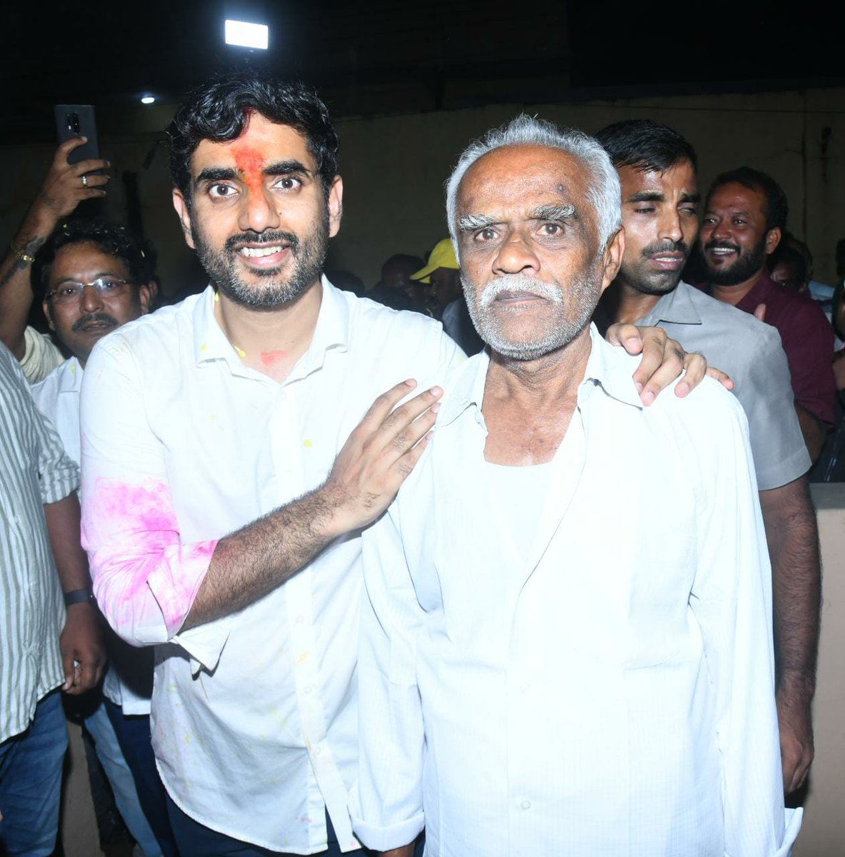 naralokesh's tweet photo. గాడిదకు ఎం తెలుస్తుంది గంధం వాసన? వైసీపీ నాయకులకు ఎం తెలుస్తుంది కుప్పం గొప్పతనం. కుప్పం ప్రజల కోసం మా ఇంటి తలుపులు ఎల్లప్పుడూ తెరిచే ఉంటాయి.(1/3) https://t.co/qpxJnlmCGG