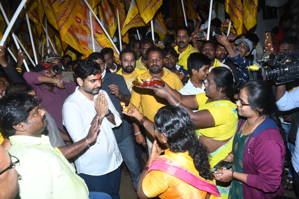 naralokesh's tweet photo. గాడిదకు ఎం తెలుస్తుంది గంధం వాసన? వైసీపీ నాయకులకు ఎం తెలుస్తుంది కుప్పం గొప్పతనం. కుప్పం ప్రజల కోసం మా ఇంటి తలుపులు ఎల్లప్పుడూ తెరిచే ఉంటాయి.(1/3) https://t.co/qpxJnlmCGG