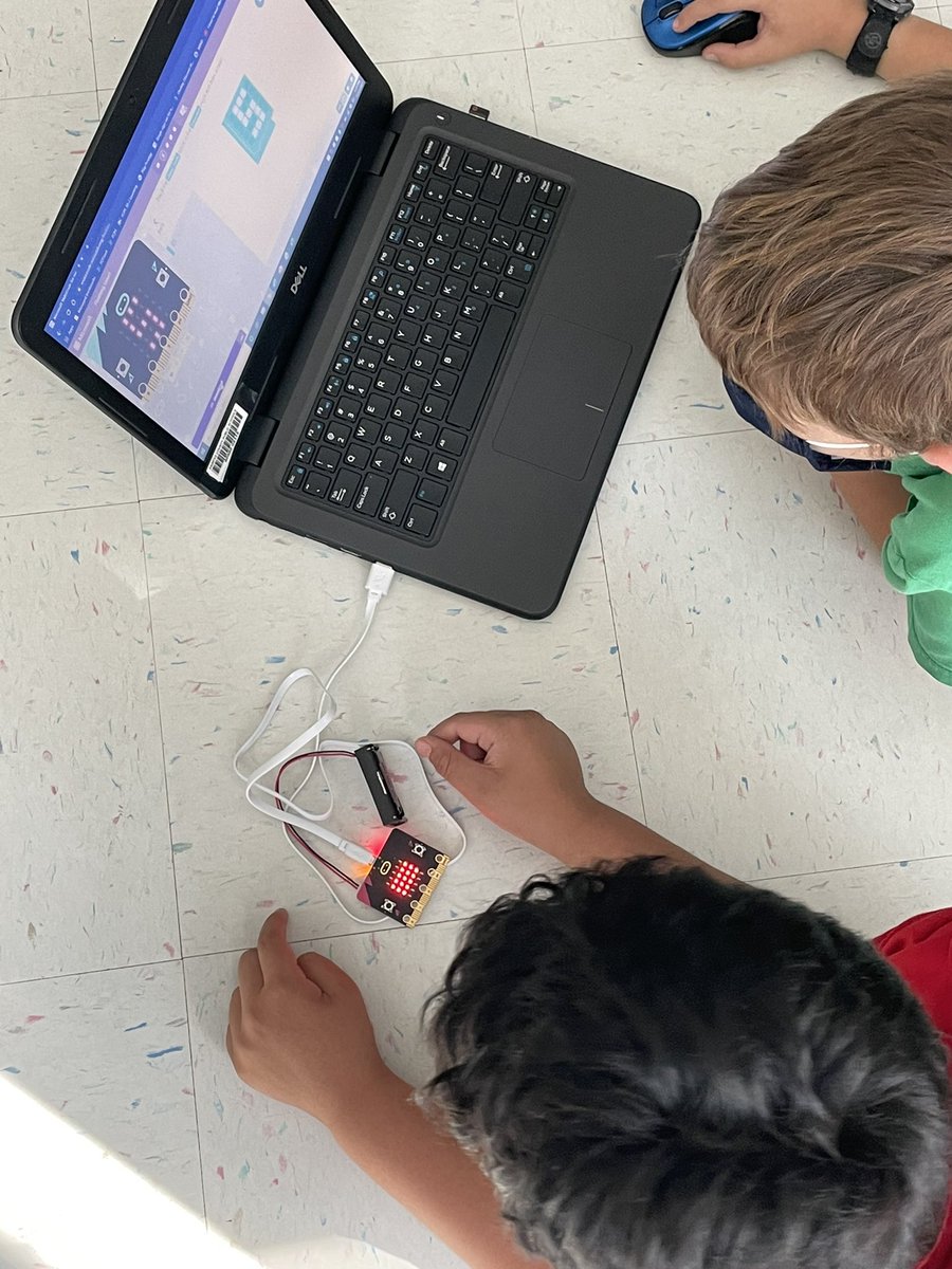 MsMiknis's tweet photo. Today we played with Microbits!  We started with some tutorials to learn the basics… @microbit_edu @FCPSSTEAM @StratfordLndgES https://t.co/c2xPMkdRNG