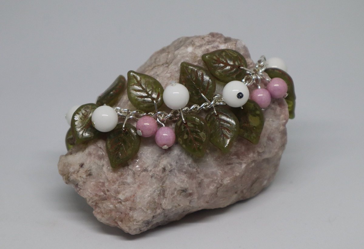 BlueBatDesigns's tweet photo. There’s no berries like snow berries! New bracelet added to my #etsy shop.  #handmade #shropshire #jewellery
 https://t.co/61WffyfAg0 https://t.co/18E9N1W5Xl