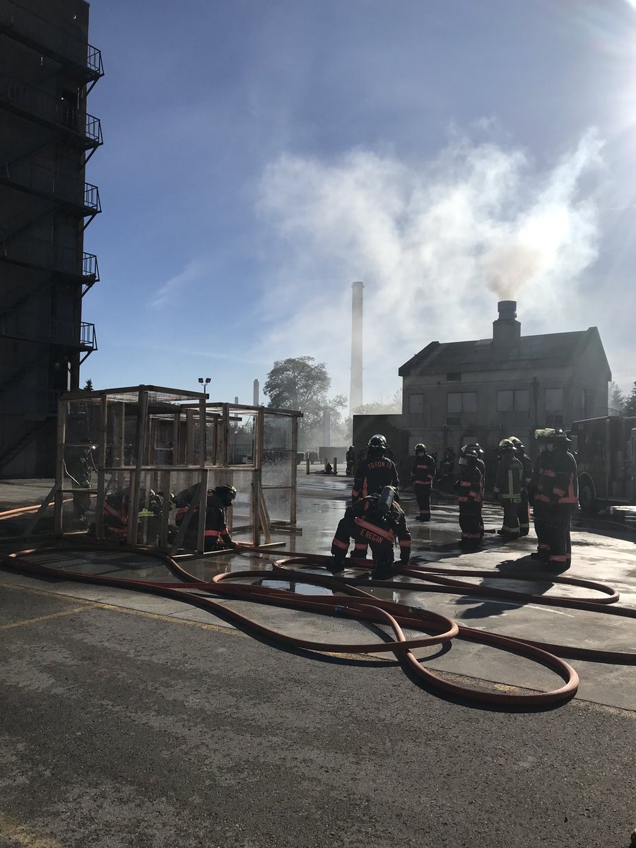 Recruits participating in live fire and nozzle forward training at our ⁦<a href="/Toronto_Fire/">Toronto Fire Services 🇨🇦</a>⁩ Services Academy