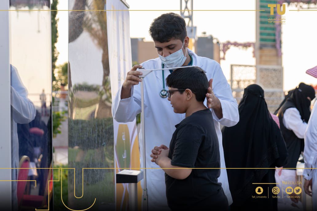 TaifUniversity's tweet photo. شاهد.. #جامعة_الطائف ممثلةً في عمادة خدمة المجتمع والتنمية المستدامة -بالتعاون مع عدد من الكليات- تُطلق حملة #اليوم_العالمي_للسكري بمنتزه الردف، لتقديم خدمات توعوية واستشارية لمرضى السكري. 

#جامعة_الطائف_التي_نريد https://t.co/ymiSfxQCrF