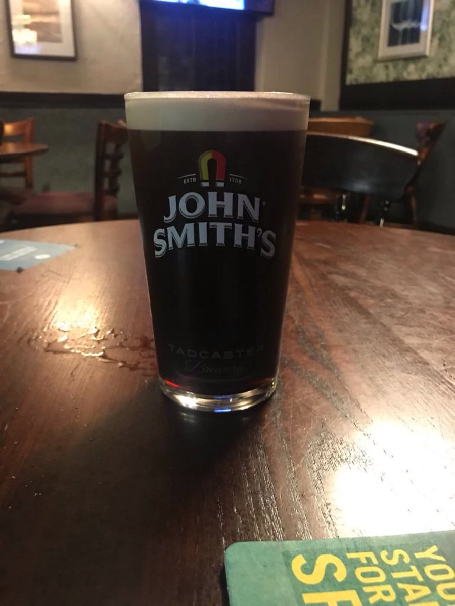 bicknellc's tweet photo. @shitlondonguinn  the pub will remain nameless but this is not how a pint of Guinness should be presented. 😩 https://t.co/p8PlXJWCQ9