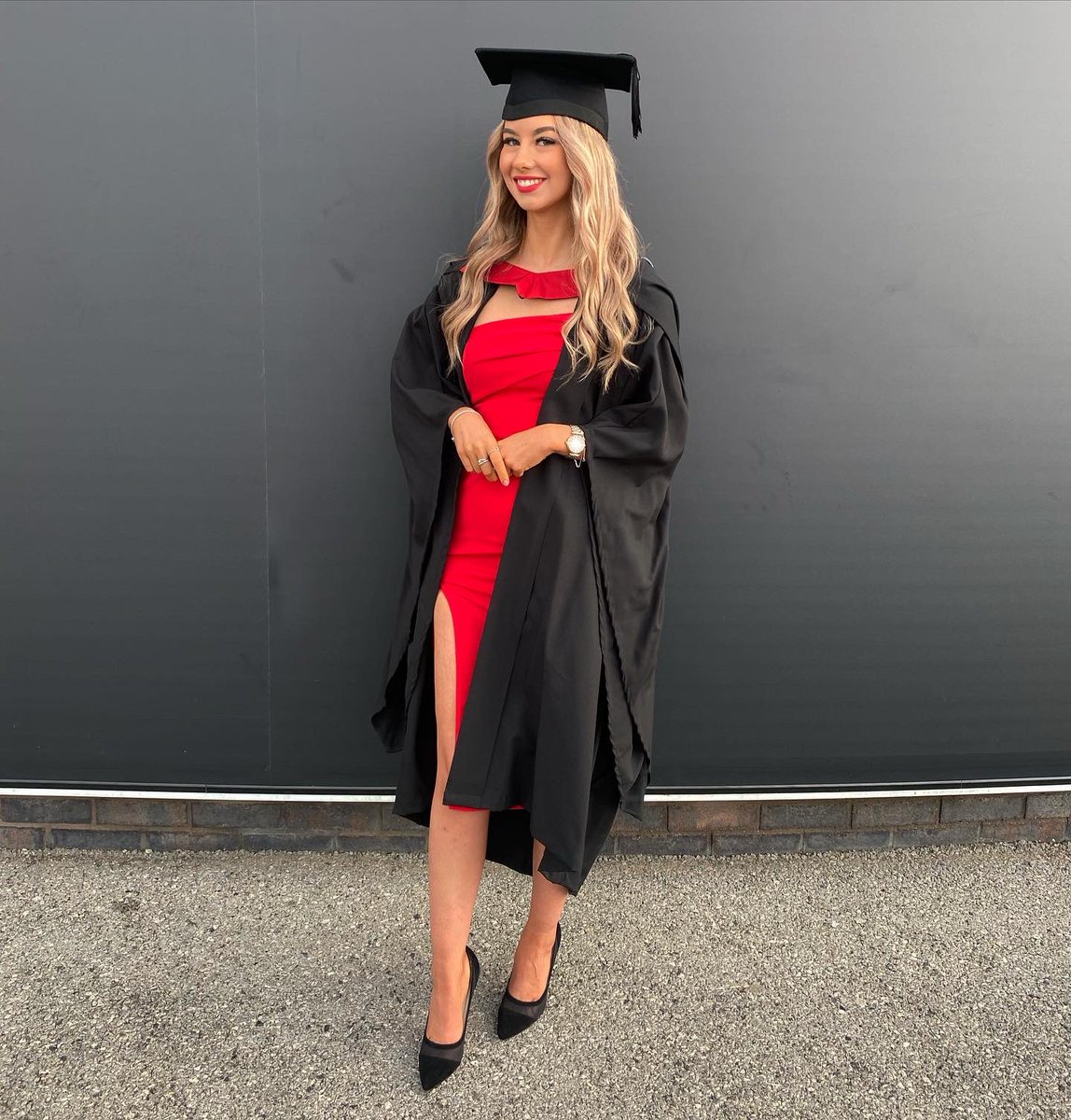 miss__moran's tweet photo. Well, it was a year late but still just as special! 👩🏼‍🎓🍾🥂 #DerbyGrad #classof2020 https://t.co/Rh2VsP5EEU