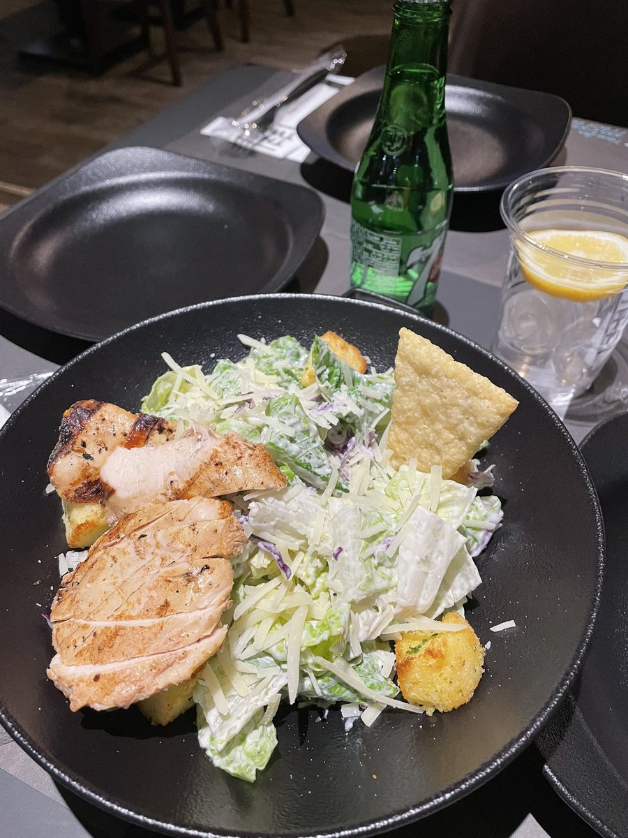 ResturantsKsa's tweet photo. THE TWO 🤩
اليوم تجربتنا في مطعم جديد "افتتاح تجريبي"
سلطة سيزر + دجاج كانت لذيذة جداً😋
تشيكن فرايز جميل جداً😋
بيكن لوفرز ممتازه😋
ذا كرسبي بن برجر ممتازه😋
كيكة الليمون الرائعه الطعم عادي الصوص زائد ياليت تكون الكيكة بدون صوص ويكون الصوص خارجي 
#مطاعم_الرياض https://t.co/7x4q5b5jZw
