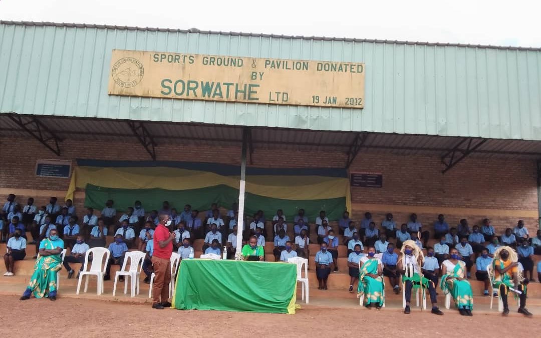 None kuwa 12/11/2021,
Mu bigo by'amashuri biri mu murenge wa KINIHIRA habereye umuhango wo kwinjiza INTORE MU ZINDI. Ku kigo  cy'amashuri cya G. S KINIHIRA, bifatanyije n'umukozi w'umurenge ushinzwe irangamimerere,Bwana NSABIMANA Simon. Izina ry'ubutore bahawe ni #INDASHYIKIRWA.