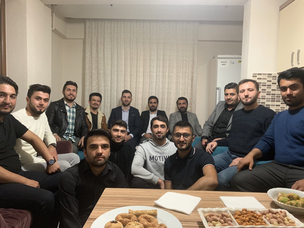 Tayfunarsinkol's tweet photo. Toplantı sonrası İl Gençlik Kolları Başkanımız @osmannazlier , @denizliuniak Başkanımızla birlikte üniversiteli kardeşlerimizin evindeydik.

Çayımızda sohbetimiz de koyuydu. 😊

AK Gençlik her yerde 💪

@eyupkadirinan @avyusufibis @mucahidsuleyman https://t.co/YxEIlDVcJB