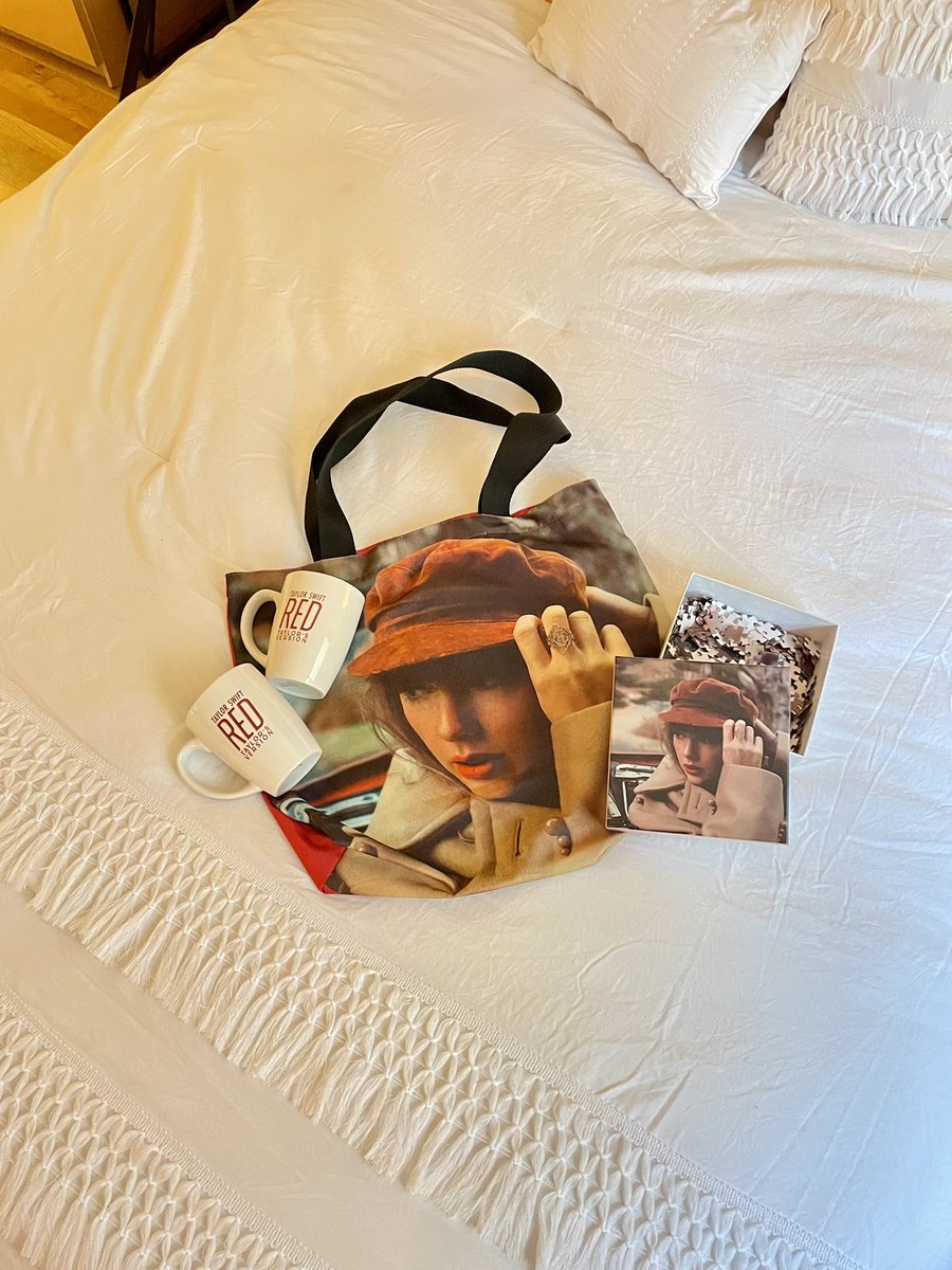 Yayay thank you <a href="/CapitalOne/">Capital One</a> 🧣❤️🍂 #TSxCapitalOne