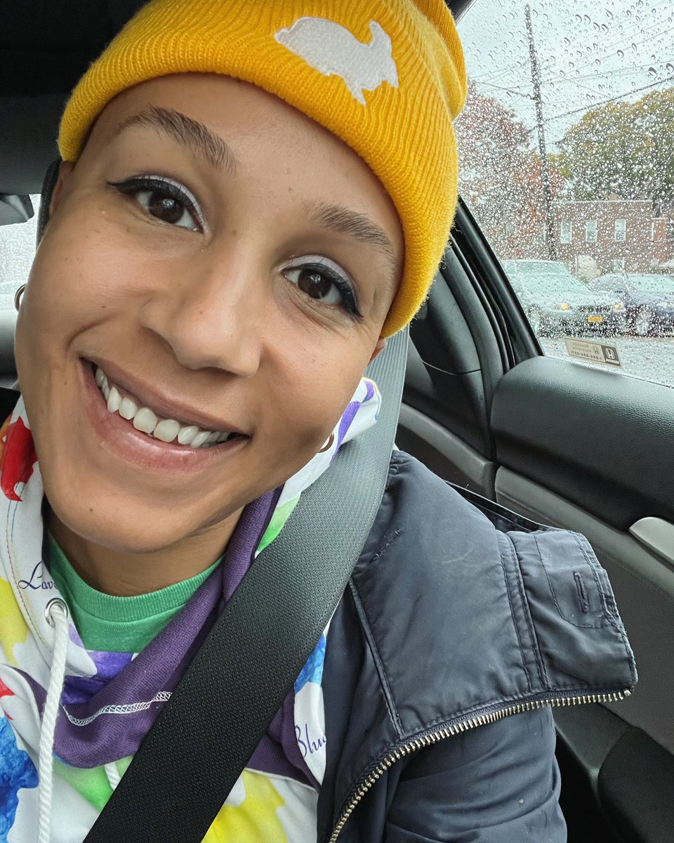 lavender_blues's tweet photo. 👋🏾👋🏾👋🏾 Hello and Happy Friday, I hope your day is going great! 💜💙

#HappyFriday #theBabySinger #BedStuy #Brooklyn #RainyDays https://t.co/pv5RvRMFXX