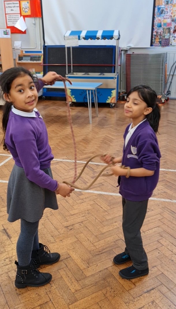 MrRichHarris's tweet photo. Tough times for these Friday clubbers @AndertonPark today, with a simple task of working as a team to free themselves. No successful escapees this week! 🪢➰👬 https://t.co/syrt85ygNp