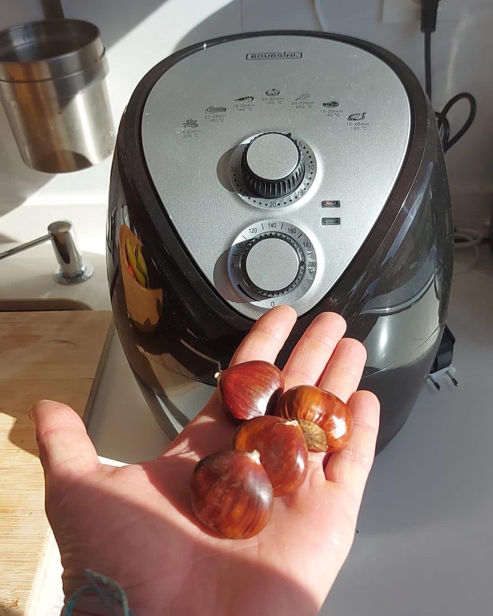 robinfood's tweet photo. A mi colega Ibon le ponen palote las castañas y las asa en un titá con su freidora #Bourgini … las tajas y en 15 mn. a 200 grados podrás ponerte ciego! ✊️🌰💨 #elplatoesdeAndrea #unamonada #AirFryer #bufarras #gases #chuscosguapos #Maravilla 👉🏼 https://t.co/yS9zWlbdwG https://t.co/5B4gtQ1D99