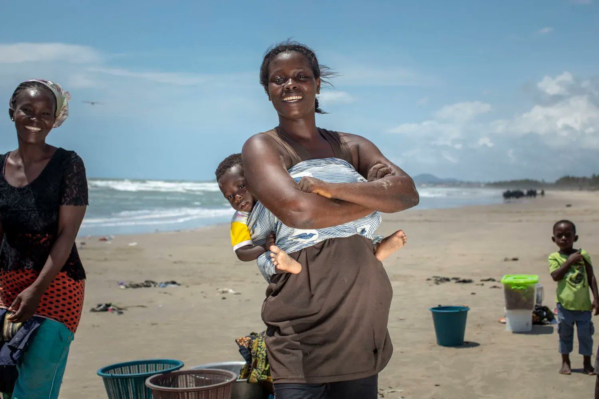 Klimaatverandering treft mensen in armoede het hardst. Daarom doen wij al het mogelijke om het 100WEEKS-programma te vergroenen. Zo geven we deelnemers efficiënte houtstookovens en zonnecelverlichting waardoor ze minder fossiele brandstoffen gebruiken. 
#cop26 #climatechange