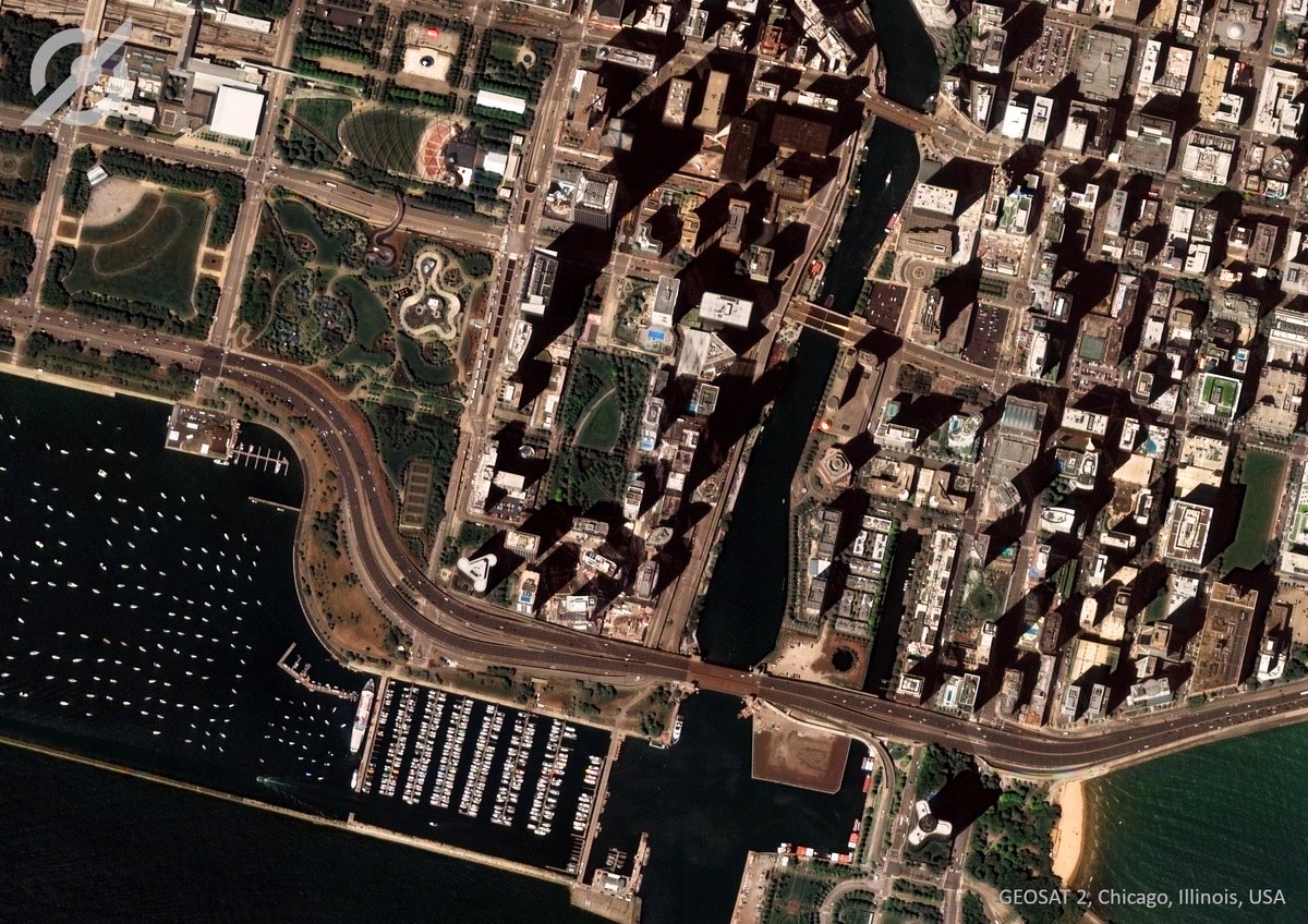 geosat_space's tweet photo. #GEOSAT2 #VeryHighResolution 75cm imagery can be used to identify small-scale changes, enabling a highly detailed analysis of the urban morphology #Chicago #USA #Urbanplanning https://t.co/gghtVLXNsC