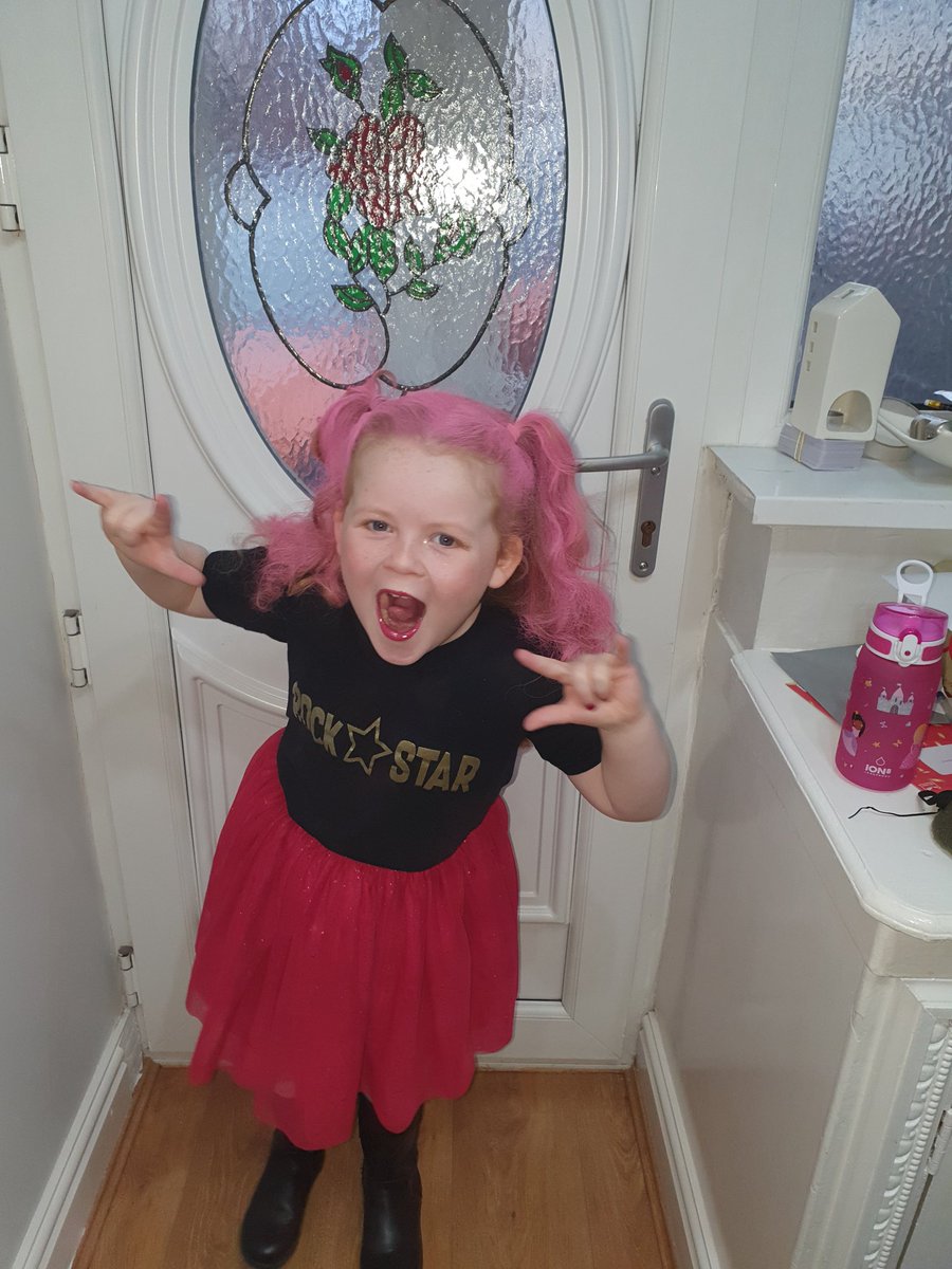 Murphatron1's tweet photo. Rockstar Rosa ready for TT Rockstar day @malvernprimary @Missobrienj 🤘👩‍🎤🎶🎤 https://t.co/3qLDxmoLSA