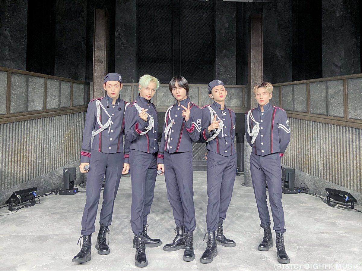 TXT_96_'s tweet photo. ヒョンラインにベレー帽被せてくれてありがとう大感謝の気持ちなんだけどあそこまで激しく踊っても帽子飛ばされない秘訣教えてください #TXT #TOMORROW_X_TOGETHER https://t.co/r9JM1filo7