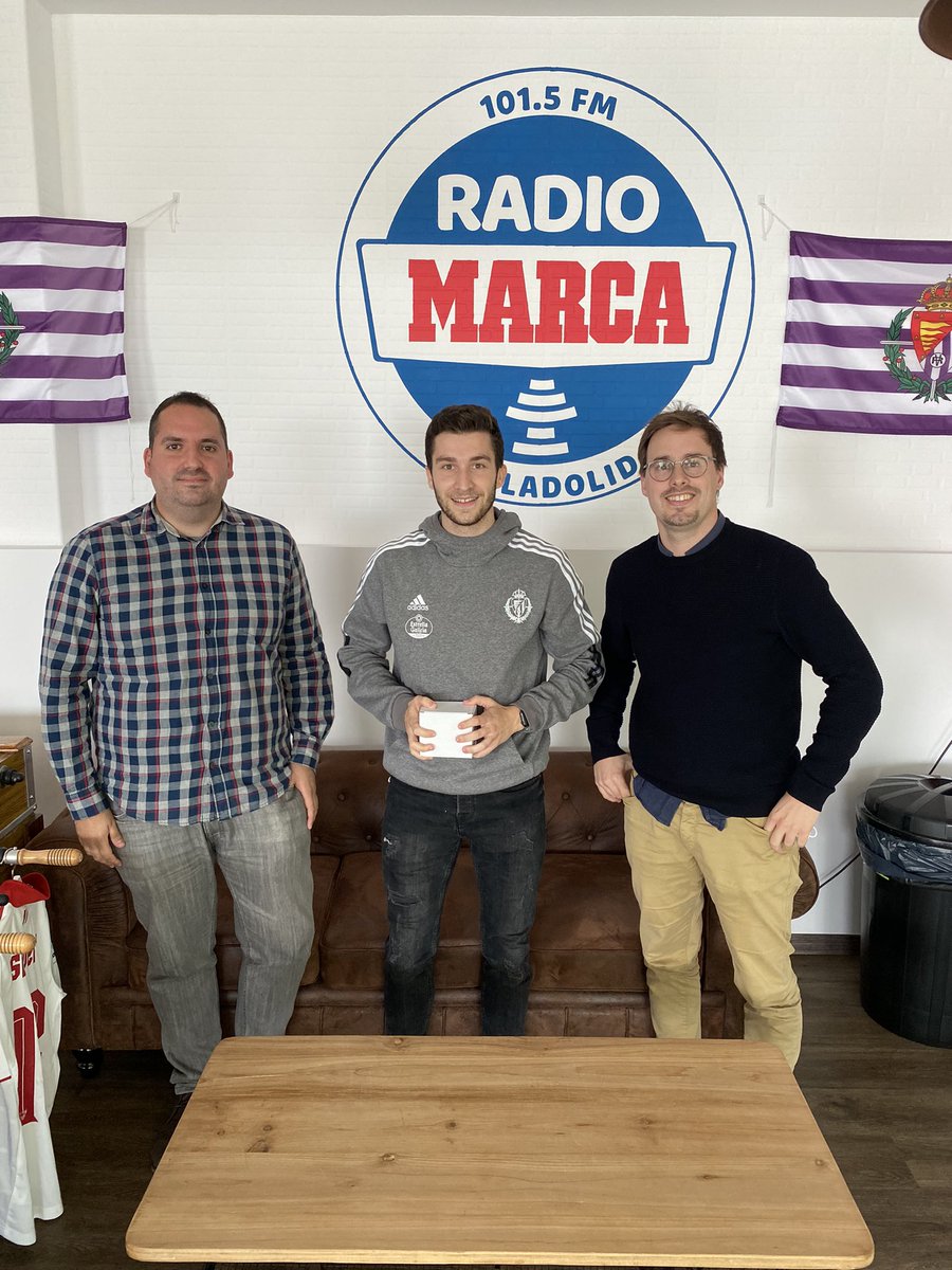 javisimon_9's tweet photo. Un placer haber conocido a @chusrodriguez y @jesus_pucela y poder conseguir la taza de @MARCAvalladolid Mención especial a mi hermano @simoneete que fue quien se suscribió pero vive lejos y no la pudo recoger. https://t.co/01fPpzJnvb