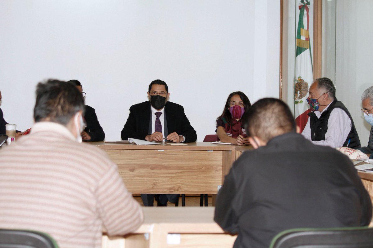 DuniaLudlow's tweet photo. Ayer encabezados por el Secretario de Gobierno @martibatres, compañeros de @Finanzas_CDMX, @CDMXConsejeria @SedecoCDMX @ach_CDMX nos reunimos  con un grupo de compañeros locatarios  del @MercadoMixcalco.
Como lo indicó la Jefa de Gobierno siempre prevalecerá el diálogo. https://t.co/Y7gr0HHABN