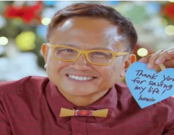 KapusoSparks7's tweet photo. LOOK: @Howieseverino saying thank you for the dedication and hardwork of our frontliners! love, love! #GMAChristmasStationID2021 #LoveTogetherHopeTogether ๐โค๏ธ๐ฅฐ #ThankYouFrontliners! https://t.co/zLD2iDXopg