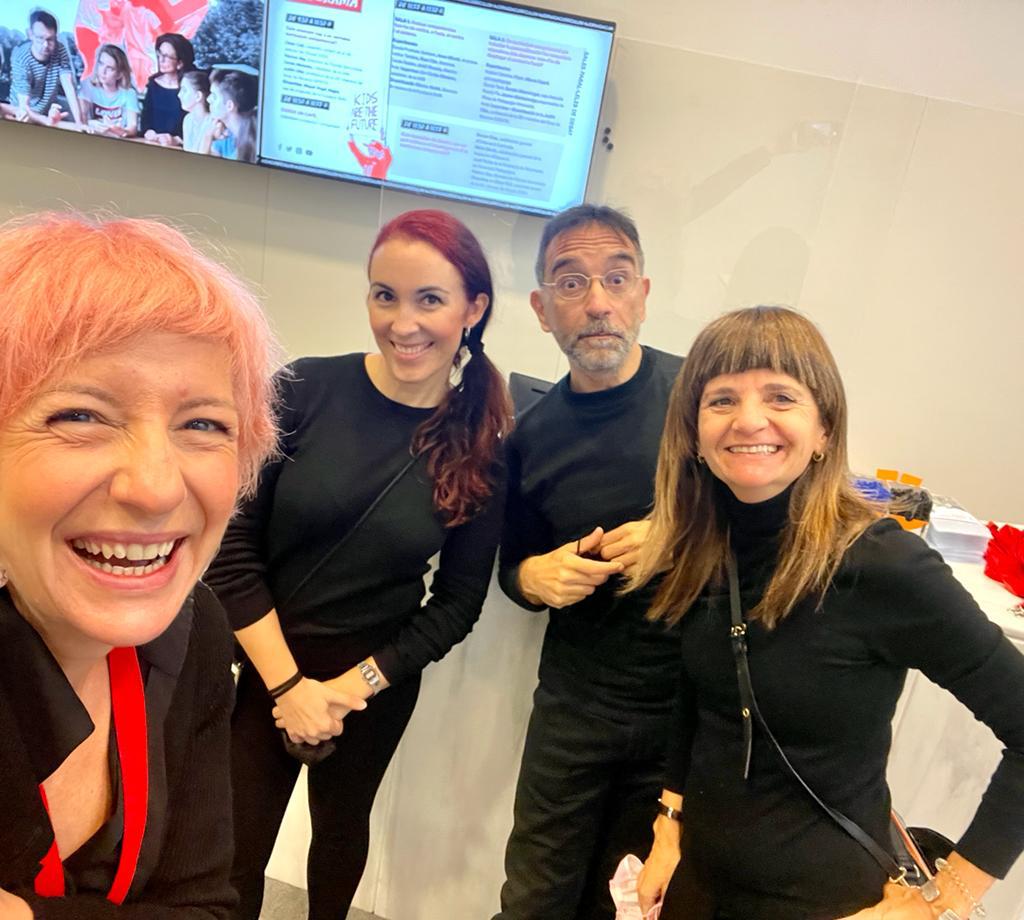 ansadurni's tweet photo. Avui he conegut a la gent de @marinvizate i he comprovat que treballar i divertir-se és possible. Que macus! #jornadacurriculum @FundacioBofill https://t.co/ISF0VVme6r