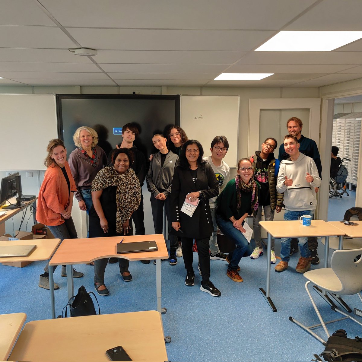 Stadsdeelvoorzitter Tanja Jadnanansing van <a href="/adamzuidoost/">Amsterdam Zuidoost</a> was vandaag te gast op Orion College Drostenburg. Ze woonde zes presentaties bij over het thema burgerschaponderwijs ism <a href="/DieuwertjeDe/">Dieuwertje de Graaff</a> van Stichting Stadslab. Een geslaagd project en een geslaagd bezoek! <a href="/StgOrion/">Stichting Orion</a>