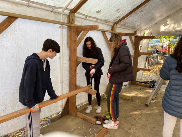 BCSDNOTES's tweet photo. Fifteen Fox Lane High School students in the FLHS Habitat club volunteered last Sunday to contribute to building a multi-family house under construction in Chappaqua. They braved the morning cold and did an awesome job! Thank you to everyone who showed up! #BCSDpride 🦊❤️ https://t.co/FTXLRFWftm