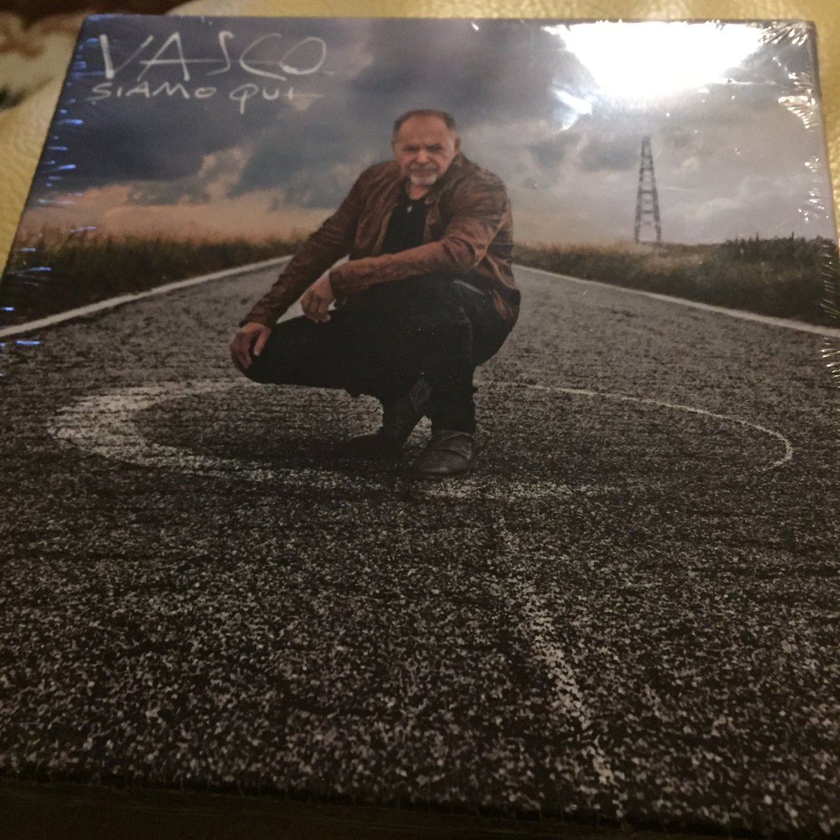skichers's tweet photo. Arrivato ora 😍#SIAMOQUI #newalbum #VR69 #Vasco022 #fuoridappertutto #AmazonMusic
#12novembre 🎧 🎼 🎧 https://t.co/sgwhbJYzIl