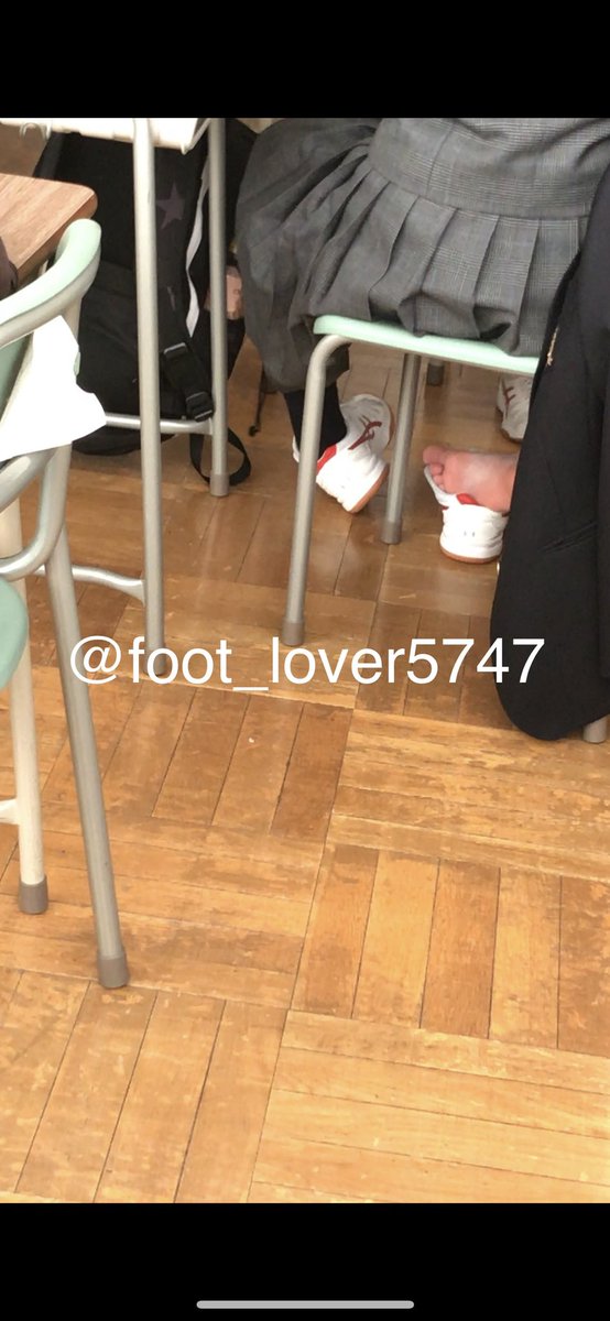 footfetish5747's tweet photo. 前に使ってたスマホから出てきた！
高校の時に脱ぐの見��らって撮ったのだなw https://t.co/QY9a2Sthv3