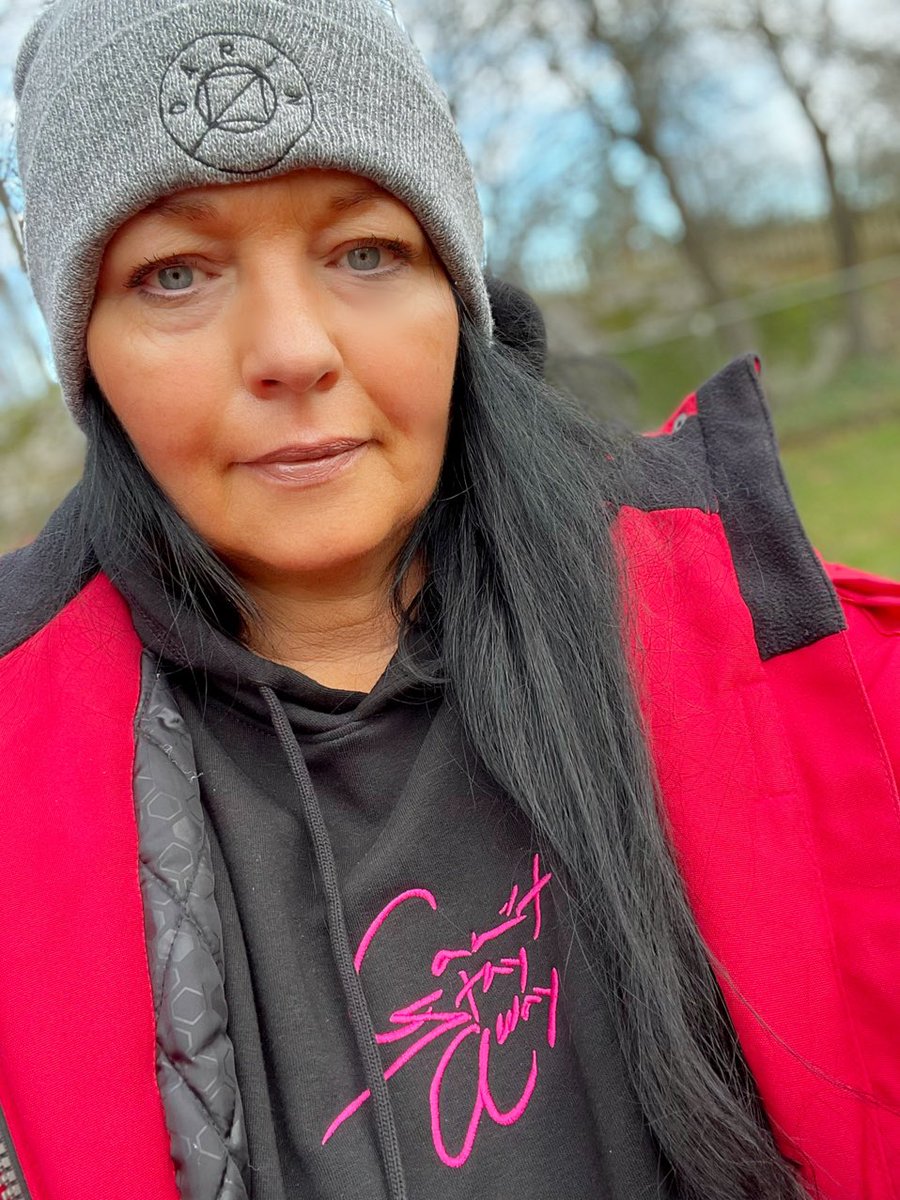 YWahlbeck's tweet photo. Can’t stay away from #Darinmerch @TidyMerch @DarinOfficial 🙌🏼
( Enda fördelen med att det börjar bli kyligt ute är att man kan använda #Darin mössan och sköna #cantStayAway hoodien )... 😉🥰 https://t.co/JSxjIm00EQ