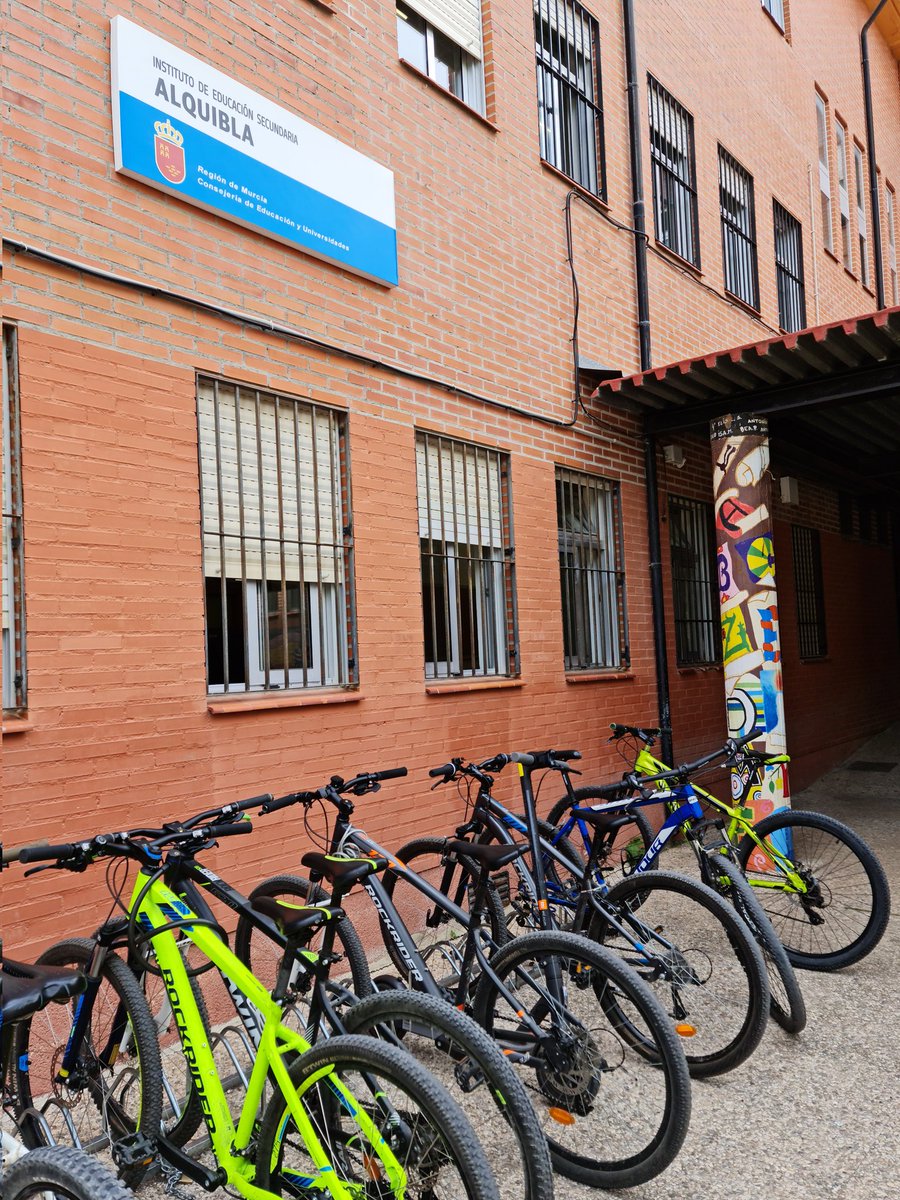 PalmaChillon's tweet photo. Hoy hemos impartido clases de conducción de bicicleta al alumnado del IES Alquibla (Murcia) organizado por el Departamento de Educación y Fisica. Un placer siempre volver a la pista... Vamosss!! #PACOStudy https://t.co/FWzL1iqaIu