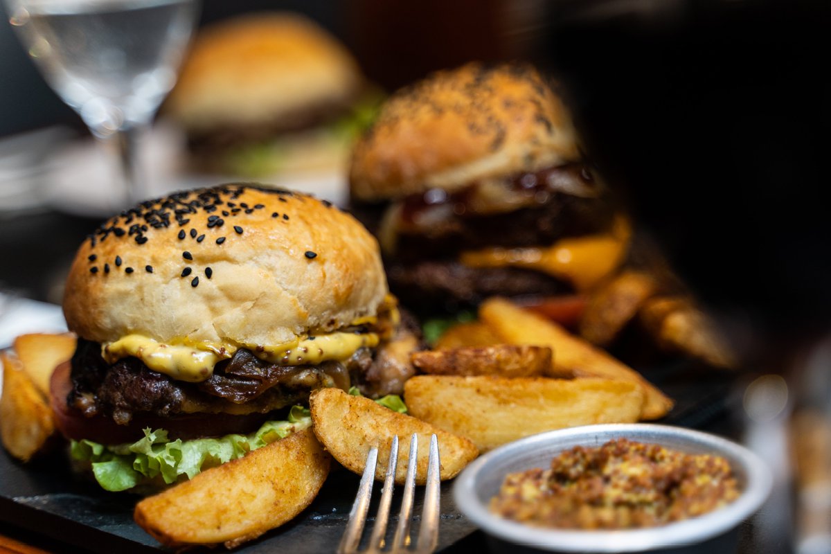pelliceruy's tweet photo. Las hamburguesas de @glamburgeruy 🍔 están en el @MercadoMAM! Vení a probarlas todos los días en nuestra parrilla! 👌 https://t.co/NtTwRVKhyY
