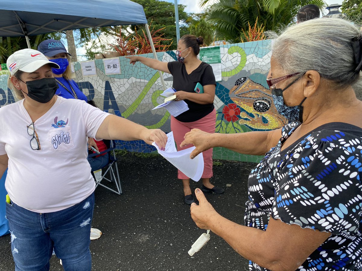 fmendezsoto's tweet photo. [ HOY ] - Distribución de alimentos del programa TEFAP, en la Comunidad La Pandura de Yabucoa. 

#UnEquipo 
#PorPuertoRico 
#DF #ADSEF https://t.co/HilKO7ZQkE