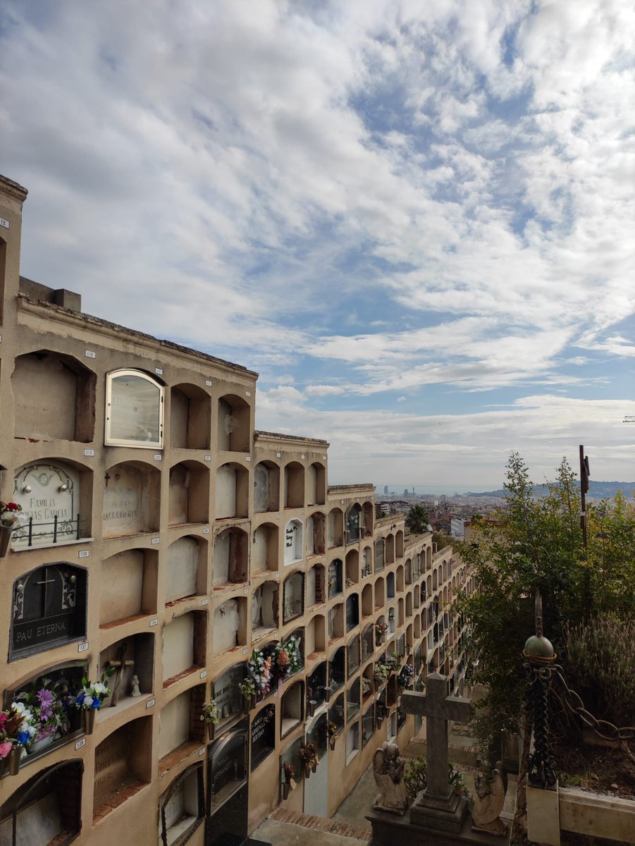 CementirisBCN's tweet photo. El mal temps amaïna i des del #cementiri de #SantGervasi ens permet veure sorprenents vistes a #Barcelona.

📸Us convidem a que visiteu el nostre patrimoni funerari i el capteu amb moments únics.

📍Etiqueteu-nos i compartirem les fotografies que ens feu arribar!

#CBcnLive https://t.co/2aIImav26E