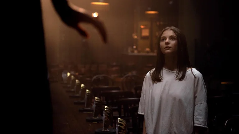 GoWith_theBlog's tweet image. Mitigé sur LAST NIGHT IN SOHO. 
La plongée dans le Swinging London est une merveille (décors, costumes, couleurs, BO), et Anya Taylor-Joy semble avoir tjs vécu dans cette époque.

Le film s'égare par contre bcp trop dans une surenchère de thématiques mal maîtrisées et confuses.