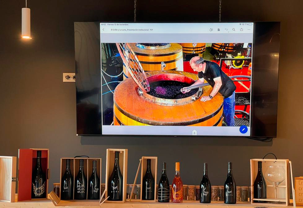 🦗Cri, cri... Hoy, en Petit Comité han cantado los grillos. José María Cidad, gerente de las bodegas <a href="/ElGrilloylaLuna/">El grillo y la Luna</a> nos ha visitado en Petit Comité para presentar la nueva añada de sus excelentes vinos. 🎩Châpeau Wines es distribuidor de esta bodega🍷