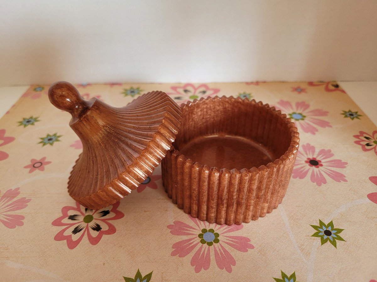 ResinSharon's tweet photo. Excited to share the latest addition to my #etsy shop: Bronze Trinket Dish with lid, Jewelry Dish, Keepsake Dish, Bronze dish with lid, Bronze Dish, Dish with lid to hold trinkets https://t.co/ESMZNUmWpf #bronze #circle #unisexadults #no #plastic #trinketdish https://t.co/UJnWuXmvRs