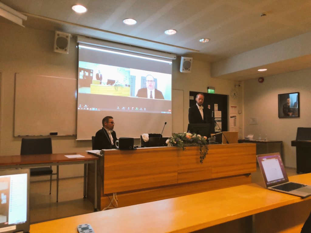 Sosiologiassa päässään jälleen nauttimaan väitöstilaisuutta lähietäisyydeltä, kun VTM Sampo Varjonen esittää väitöskirjana "Ideas, Institutions, and the Politics of Social Policy Reforms". Tilaisuutta voi seurata myös etänä: utu.zoom.us/j/61326191732 Onnea @SaVarjo 👏!