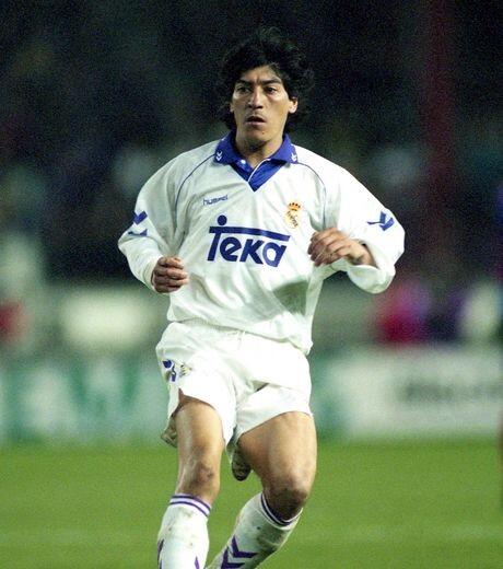 RMadrid_MY's tweet photo. Teka nama bekas pemain Real Madrid.

Bayangan:

1. Gandingan duo tajam bersama Marcelo Salas dari Chile yang digelar Za-Sa, 92-96.
2. Kita semua tak faham kenapa Real pinjam dia, 2009.
3. Pemain yang pernah rakam lagu rap dari Belanda, 2007-2012.
4. Hantaran silap mata, 95-2010. https://t.co/h8W3kXU4QE