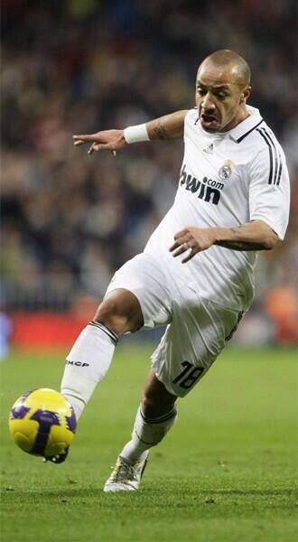 RMadrid_MY's tweet photo. Teka nama bekas pemain Real Madrid.

Bayangan:

1. Gandingan duo tajam bersama Marcelo Salas dari Chile yang digelar Za-Sa, 92-96.
2. Kita semua tak faham kenapa Real pinjam dia, 2009.
3. Pemain yang pernah rakam lagu rap dari Belanda, 2007-2012.
4. Hantaran silap mata, 95-2010. https://t.co/h8W3kXU4QE