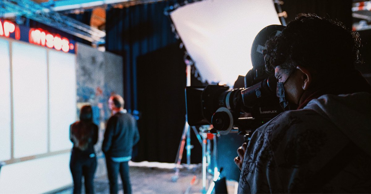 escac's tweet photo. #EscacRules I 🎞 Cuando la fotografía se convierte en cuadros de arte. Seguimos con la práctica #TableauVivant de lxs alumnxs del Máster en Dirección de #Fotografía, rodadas con #16mm, #35mm y #AlexaSXT https://t.co/dyEGTl2xfB