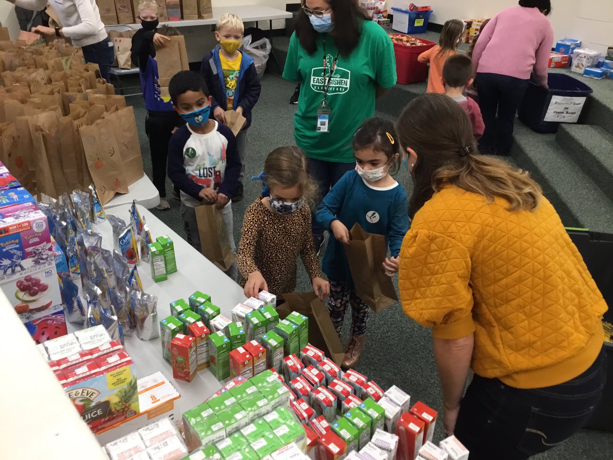 EGEroadrunner's tweet photo. EGE helping our community with our EGE Feed the Hungry event! Creating over 1,000 food bags for those in need! @SaraMMissett @WestChesterASD https://t.co/JAxreLkv4A