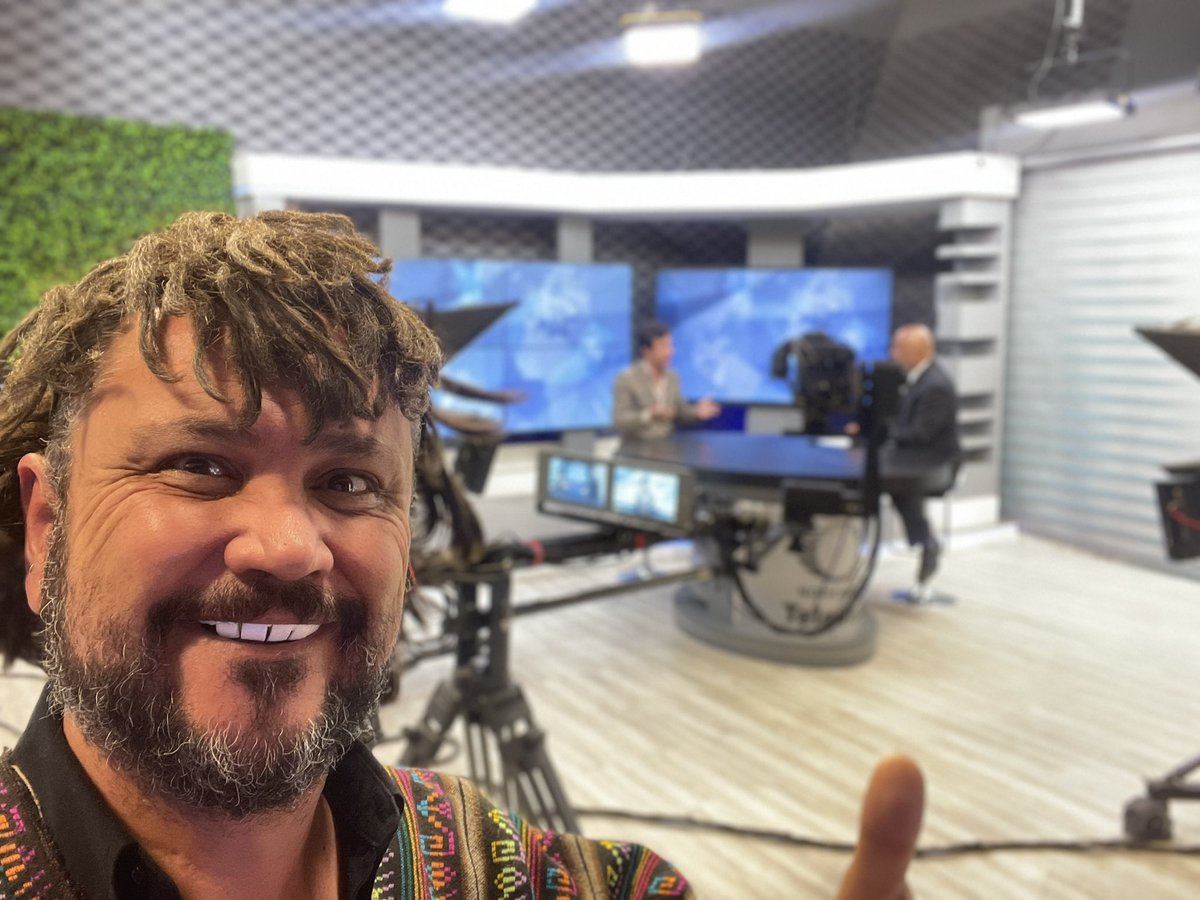 IndioPorfirio's tweet photo. Ya casi va al aire por Televisa Querétaro, el Indio Porfirio Kuri Nava Sosa y Carriles de la Villa del Villar del Águila. https://t.co/nGMqyQU3fT
