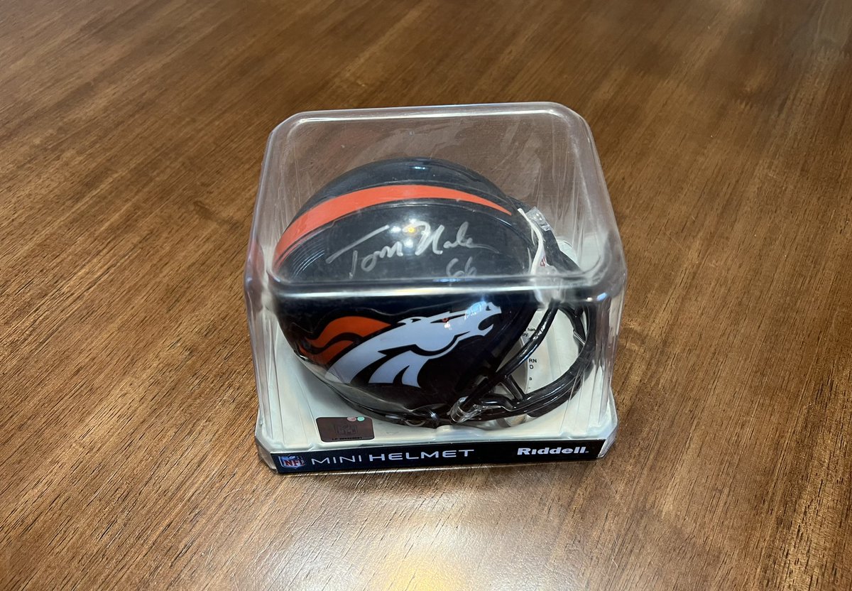 KelseyRayHauge's tweet photo. Tom Nalen is my favorite Denver Bronco of all time. I 💙 my signed mini helmet. #Linemen #OffensiveLine #Center #RingOfFame #NFL #BroncosCountry https://t.co/oXOCmQIake