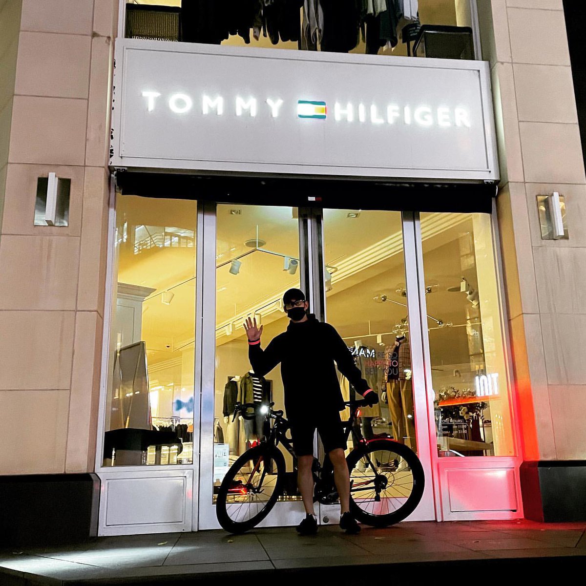 KimSooHyunWorld's tweet photo. soohyun_k216 IG post Biker🚴♂️ Global BA#KimSooHyun waving in front of @TommyHilfiger #TommyShow #KimTommy #TommyxKimSooHyun #TommyHilfiger https://t.co/owfBgJ9xmr