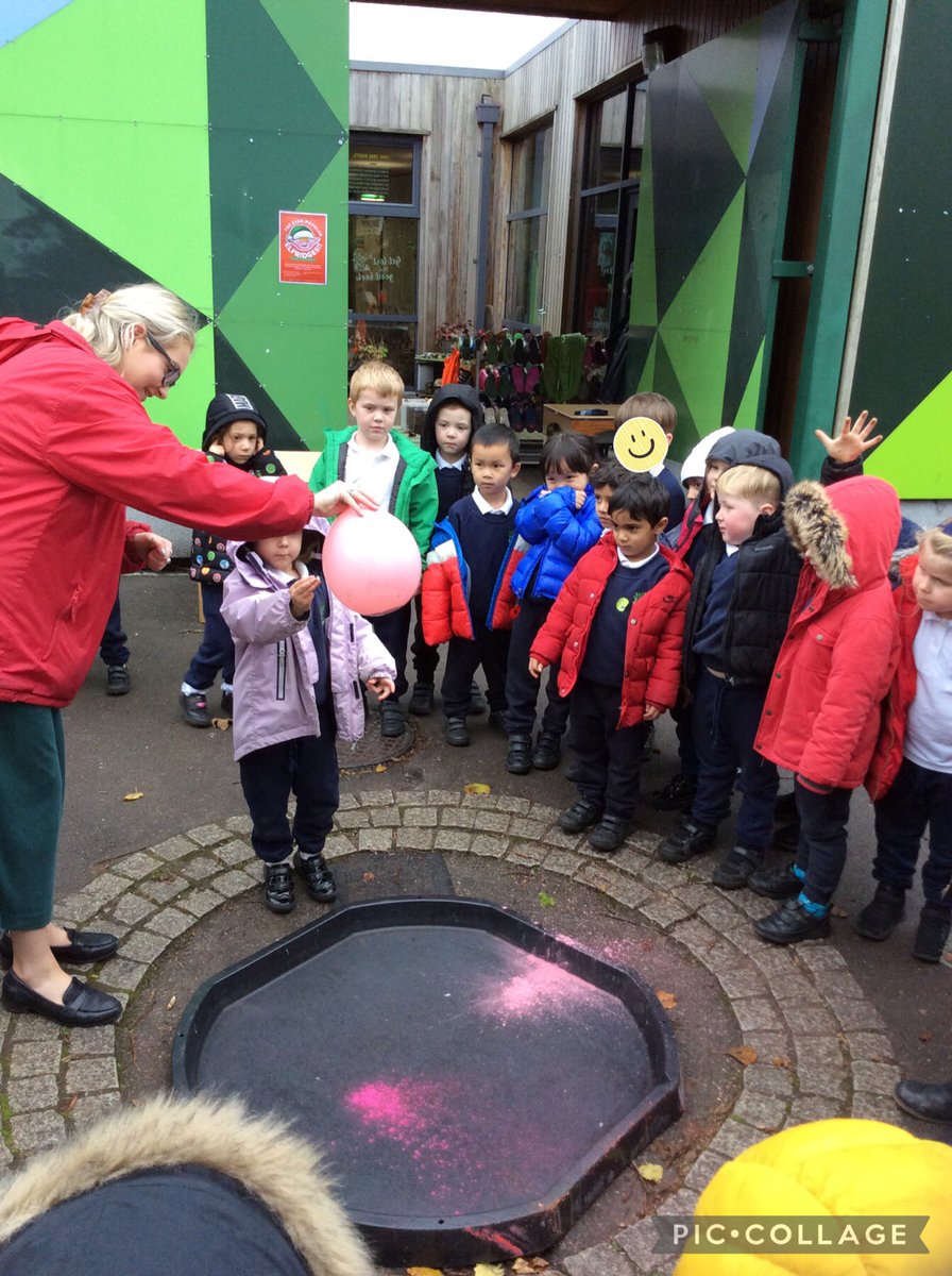 Year1TLTPA22's tweet photo. Today we did a science experiment! #powderpaint #predictions #colours @ReceptionLLTPA @BrightFuturesET https://t.co/hf5qDxCtpC