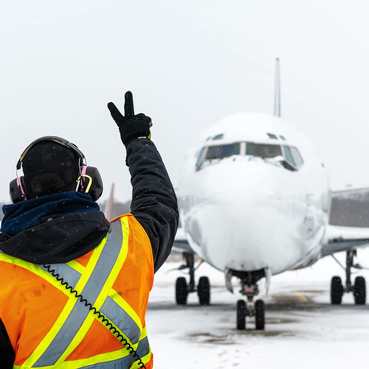 nolinoraviation's tweet photo. Special shout out to our #groundteam
Whether it's sunny, rainy, or windy, you are always there to save the day with your efficiency, your #teamspirit, and your smile.
Thank you for your daily dedication.
Click here to join the #team: https://t.co/H3pZuJc3WZ
#rampagent #aviation https://t.co/yqQwUiyIVz