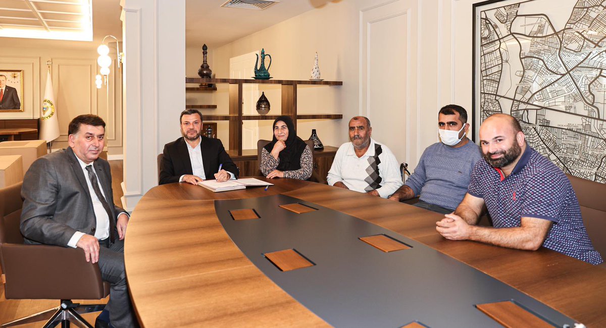 yuregirbld's tweet photo. Şehit Erkut Akbay Mahallesi kentsel dönüşüm sürecinde, Çevre ve Şehircilik Bakanlığı'mızın belediyemize verdiği kamulaştırma ve yıkım yetkisi ile uzlaşma sağladığımız ilk mahalle sakinlerimiz imzalarını attı.

Dönüşümü başlatan Karadağ ve Boztaş ailelerimize teşekkür ederiz. https://t.co/gMMTL1ZdCz