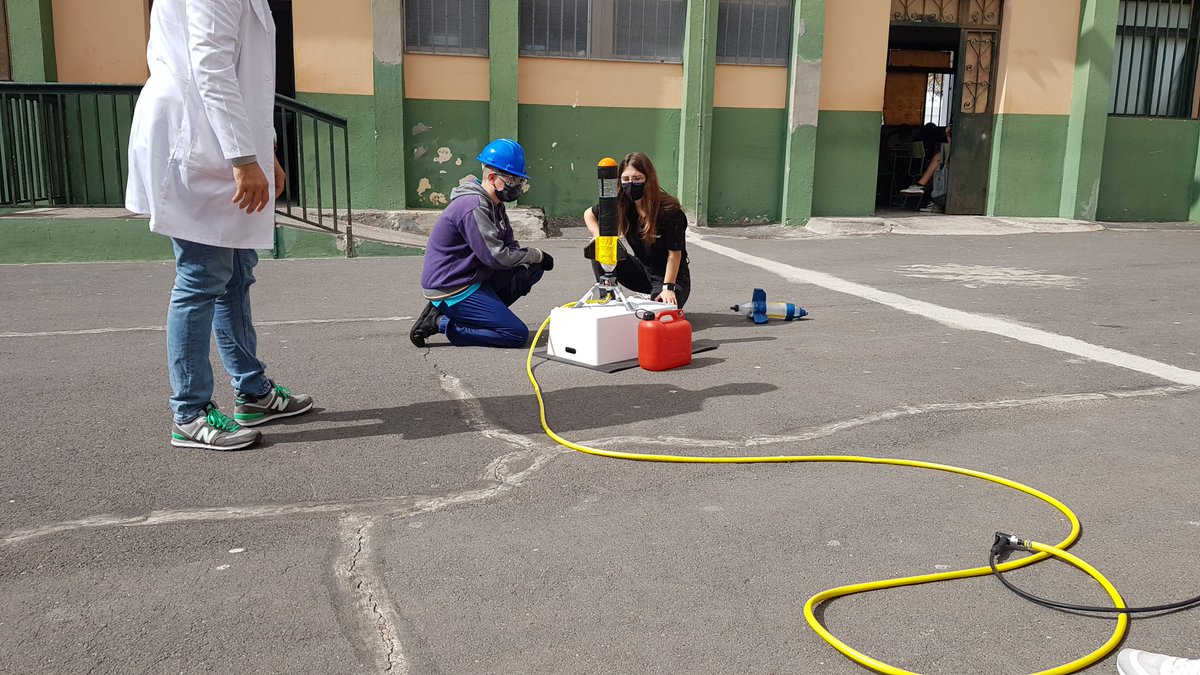 CienciaULL's tweet photo. 🔬Ayer estuvimos con el #Lab_Arona del @AytoArona y la @ULL realizando dos talleres sobre botánica🌿y lanzamiento de cohete🚀en el IES Los Cristianos📚y el SIES en Arona🏫respectivamente

#ARN_INNOVA #somosciencia #somosinnovación #protegerlaciencia #protegerlavida @iescristianos https://t.co/5BoEWaD4cB