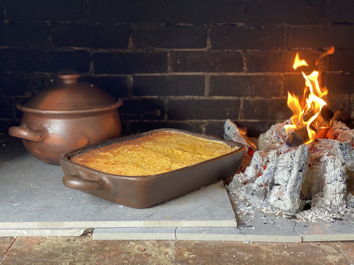 AncientCookware's tweet photo. It's on #fire‼️🔥⚡️
#Pomaireware #Roasting #Pans can be used in the oven, on a stovetop, over an open flame, or even on charcoal, for roasting, sautéing, boiling, or simmering, and for serving. 
#pomaire #chile #chileanfood #claypan #roastingpan #pebrechileno #clay #claycookware https://t.co/2NZzlp4q7i