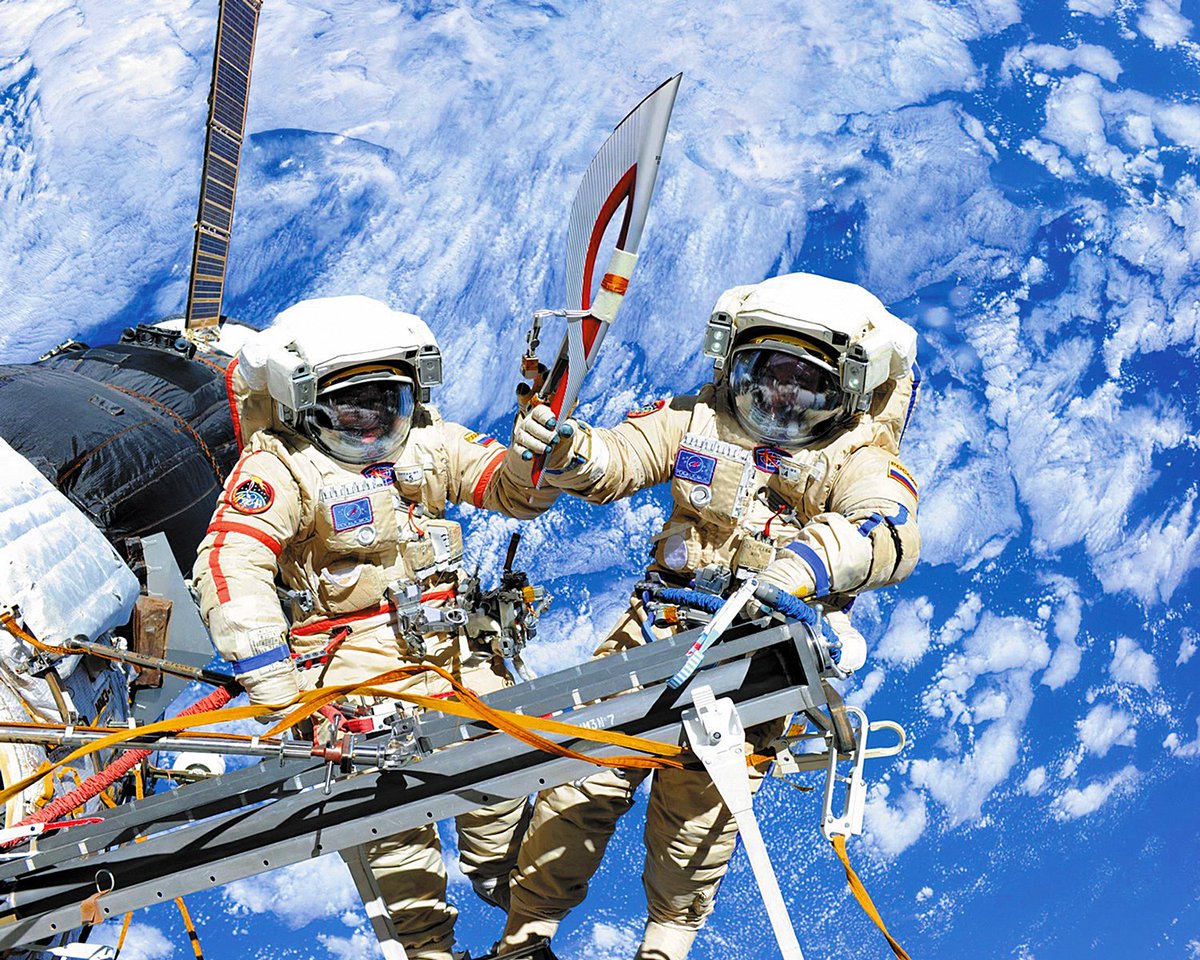 8 лет назад Олимпийский факел впервые в истории был в открытом космосе! С МКС это сделали наши космонавты к ОИ-2014 в Сочи. Космос - Россия! 🇷🇺